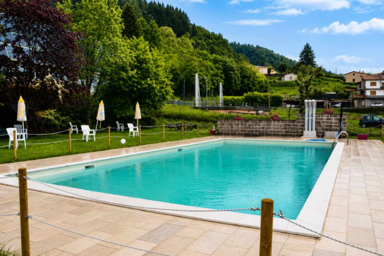 Piscina stagionale all'aperto di Ai Canipai con vista sulle montagne della Garfagnana